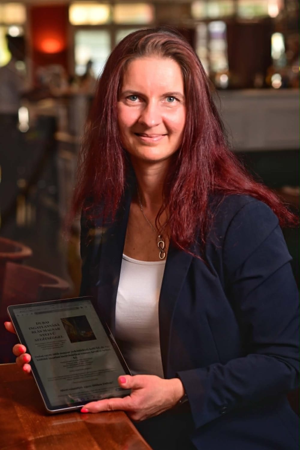 Tűhegyi Rozália táblagéppel a kezében