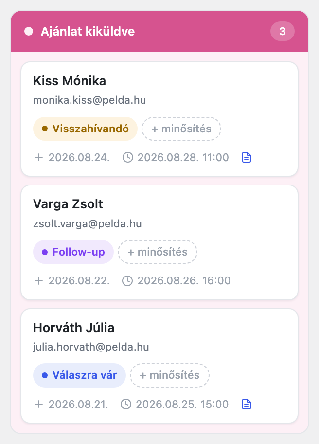 Kanban kártyák közelről, címkékkel és jelzésekkel