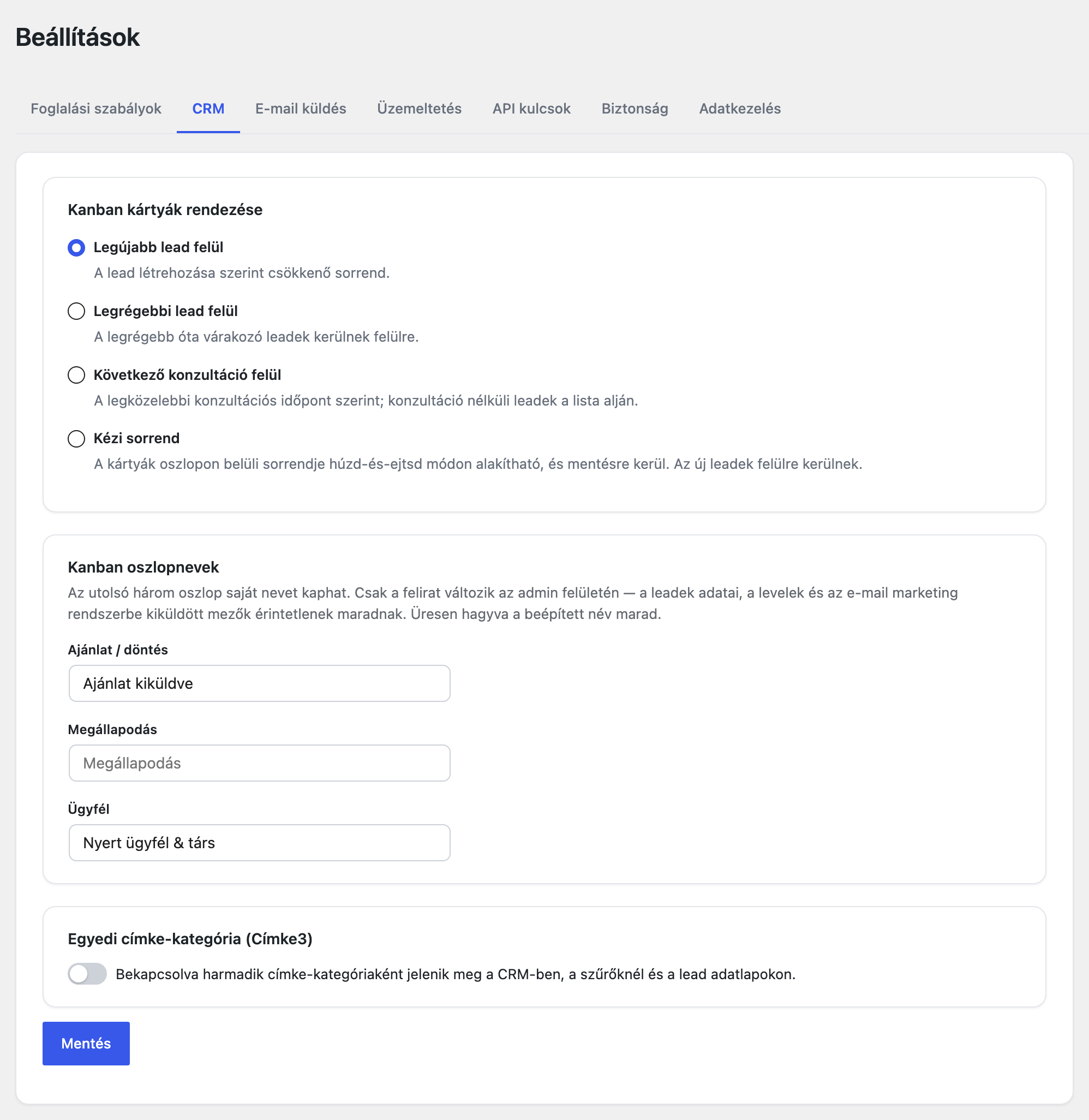 A CRM fül a rendezéssel, az oszlopnevekkel és az egyedi címkékkel