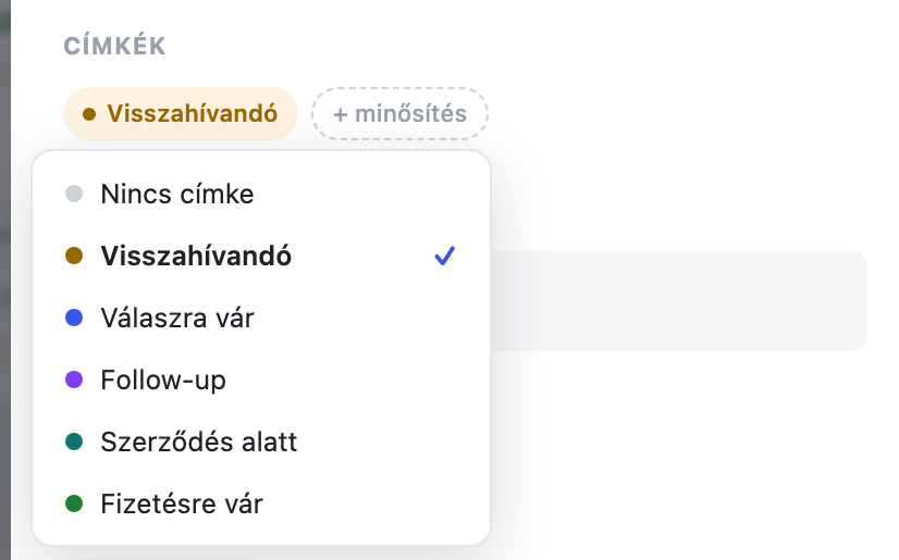 A Címkék rész egy lenyitott címkeválasztóval: Nincs címke, Visszahívandó kipipálva, Válaszra vár, Follow-up, Szerződés alatt, Fizetésre vár